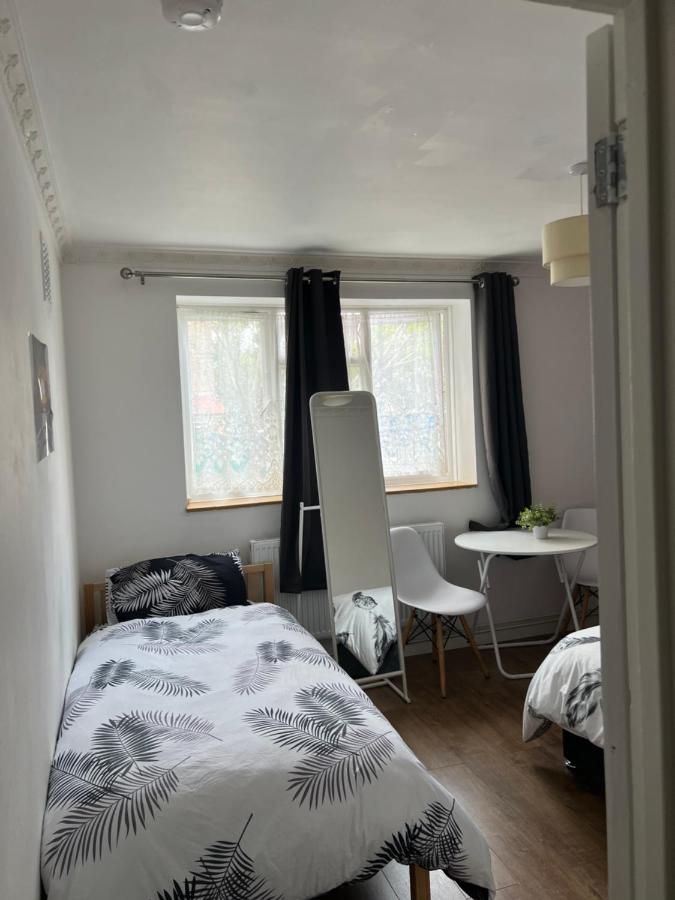 Private Room With Two Beds Near Central ลอนดอน ภายนอก รูปภาพ